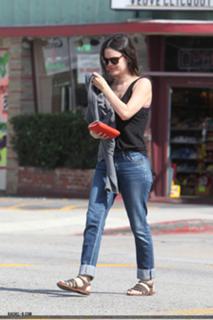 Rachel Bilson feet photo thumbnail