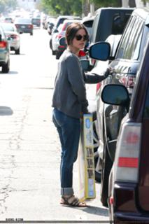 Rachel Bilson feet photo thumbnail