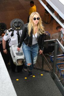 Jennifer Lawrence feet photo thumbnail