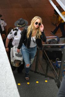 Jennifer Lawrence feet photo thumbnail