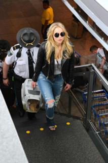 Jennifer Lawrence feet photo thumbnail