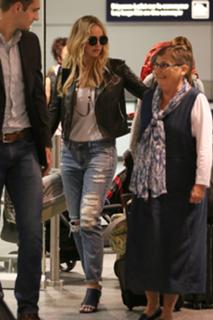 Jennifer Lawrence feet photo thumbnail