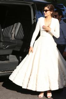 Sonam Kapoor feet photo thumbnail