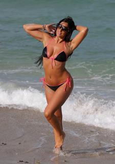 Claudia Romani feet photo thumbnail