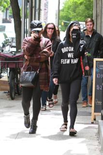 Vanessa Hudgens feet photo thumbnail