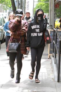 Vanessa Hudgens feet photo thumbnail