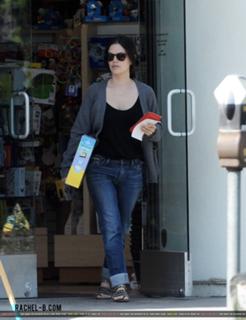Rachel Bilson feet photo thumbnail