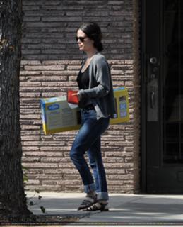 Rachel Bilson feet photo thumbnail