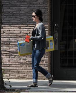 Rachel Bilson feet photo thumbnail
