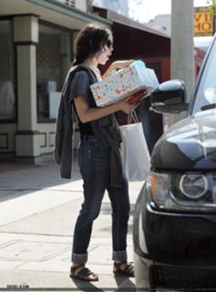 Rachel Bilson feet photo thumbnail