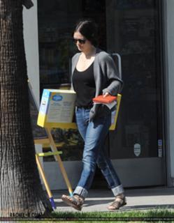 Rachel Bilson feet photo thumbnail
