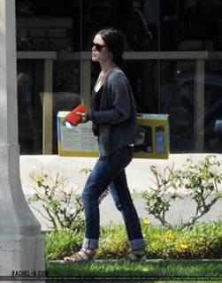 Rachel Bilson feet photo thumbnail