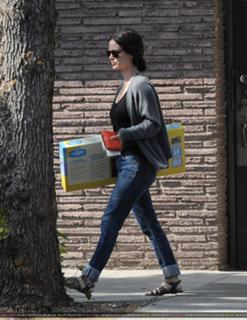 Rachel Bilson feet photo thumbnail