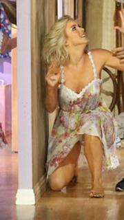 Julianne Hough feet photo thumbnail
