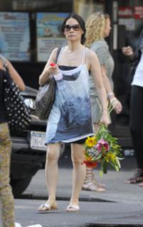 Lucy Liu feet photo thumbnail