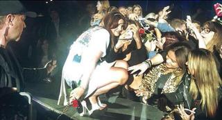 Lana Del Rey feet photo thumbnail