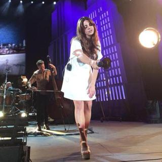 Lana Del Rey feet photo thumbnail