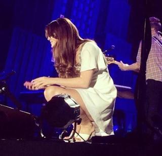 Lana Del Rey feet photo thumbnail