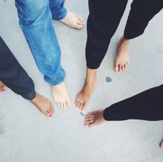 Zoe Saldana feet photo thumbnail