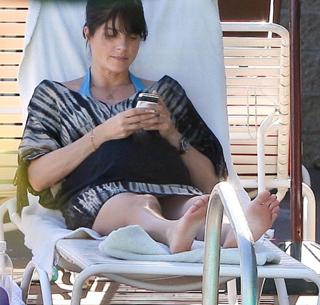 Selma Blair feet photo thumbnail