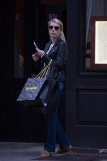 Emma Roberts feet photo thumbnail
