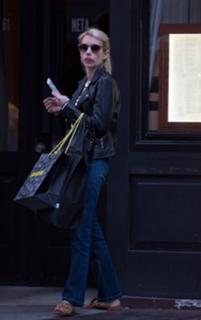 Emma Roberts feet photo thumbnail