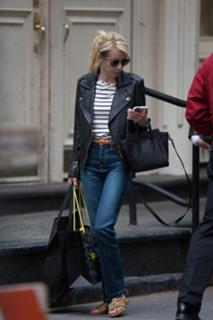Emma Roberts feet photo thumbnail
