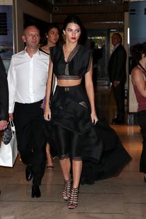 Kendall Jenner feet photo thumbnail