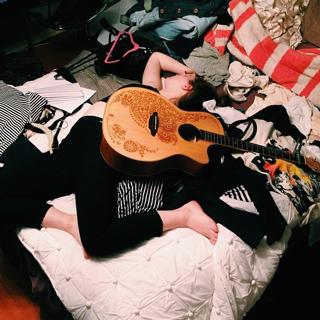 Kaitlyn Dever feet photo 1