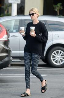 Charlize Theron feet photo thumbnail