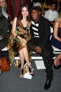 Alison Brie feet photo thumbnail