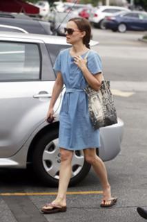 Natalie Portman feet photo thumbnail