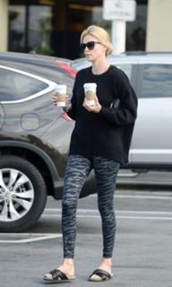 Charlize Theron feet photo thumbnail