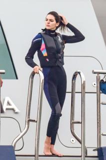 Kendall Jenner feet photo thumbnail