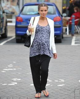 Helen Flanagan feet photo thumbnail