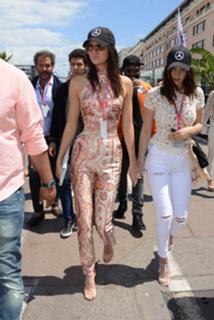 Kendall Jenner feet photo thumbnail