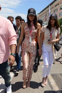 Kendall Jenner feet photo thumbnail