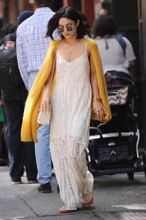 Vanessa Hudgens feet photo thumbnail