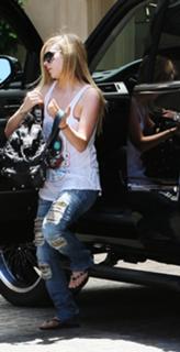 Avril Lavigne feet photo thumbnail