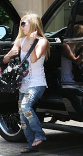 Avril Lavigne feet photo thumbnail