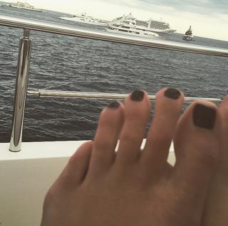 Kendall Jenner feet photo thumbnail