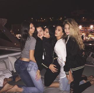 Kendall Jenner feet photo thumbnail