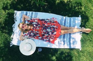 Reese Witherspoon feet photo thumbnail