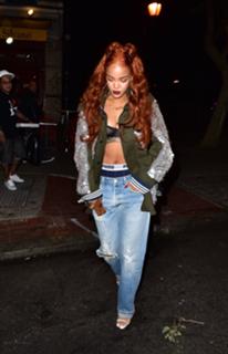 Rihanna feet photo thumbnail