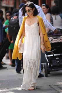 Vanessa Hudgens feet photo thumbnail