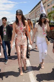 Kendall Jenner feet photo thumbnail