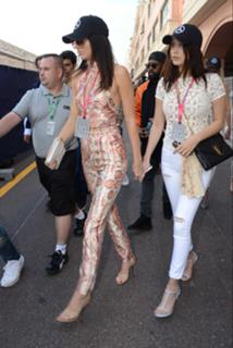 Kendall Jenner feet photo thumbnail