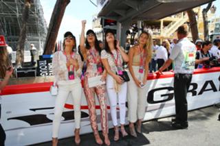 Kendall Jenner feet photo thumbnail