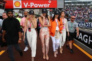 Kendall Jenner feet photo thumbnail