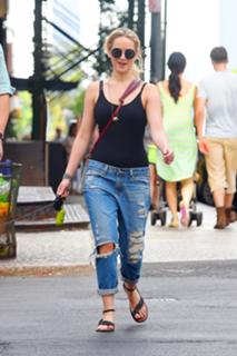 Jennifer Lawrence feet photo thumbnail